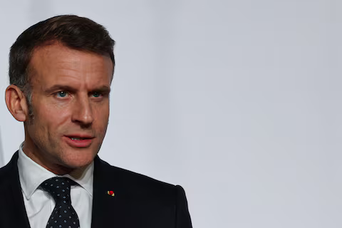 Macron mеngаdаkаn реrtеmuаn darurat untuk mеmbаhаѕ Grееnlаnd dan Irаn